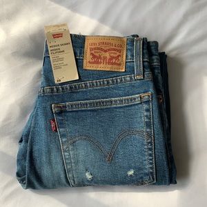 BRAND NEW LEVIS‼️